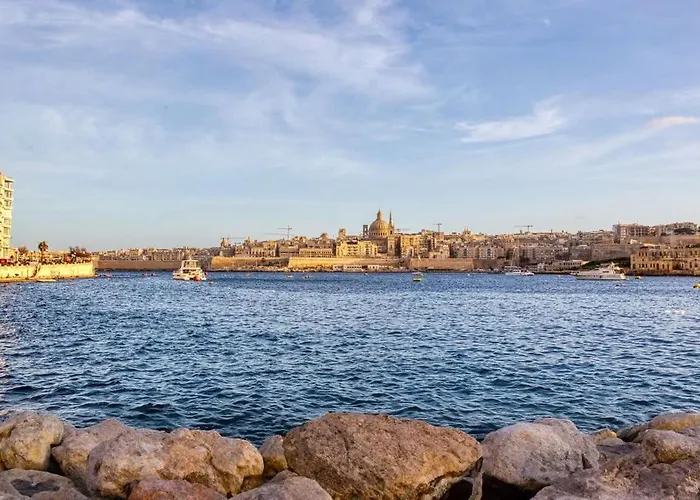 Seaside Escape 1-bed Maisonette Near Sea Prázdninový dům Sliema