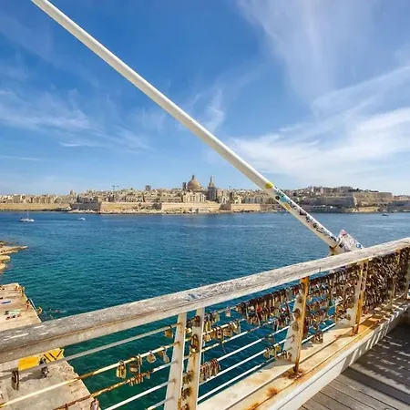 Seaside Escape 1-bed Maisonette Near Sea *