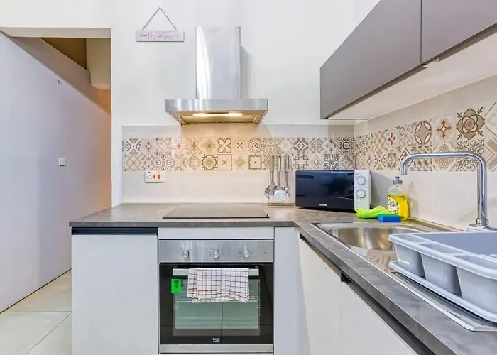 Feriehus Seaside Escape 1-bed Maisonette Near Sea Sliema