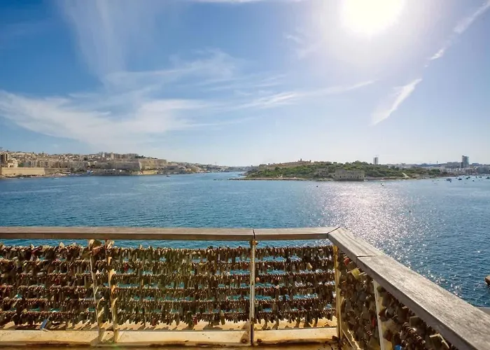 Seaside Escape 1-bed Maisonette Near Sea *